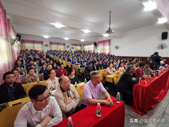捐資700萬！邱均平顏金蓮教育基金重獎(jiǎng)漣源四中優(yōu)秀學(xué)子