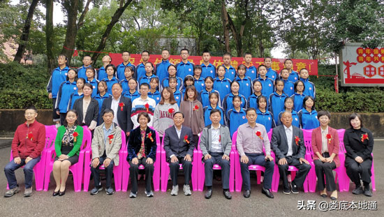 捐資700萬！邱均平顏金蓮教育基金重獎(jiǎng)漣源四中優(yōu)秀學(xué)子