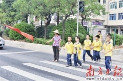 “馬路天使”車流中護送學童 十九年風雨無阻
