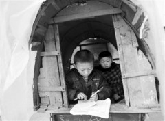 江蘇豐縣撤并數(shù)百小學(xué)致上學(xué)路遠 校車均社會運