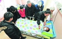 中學(xué)生被車撞倒左臉毀容 忍痛爬起來報警(圖)