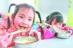新學(xué)期，學(xué)生吃上放心便宜餐